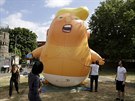 Londýané na protest proti návtv Donalda Trumpa nafoukli obí balón s...