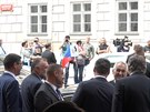 Prezidentv odjezd ze Snmovny doprovodil pokik nkolika potrestujících