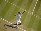Roger Federer podává ve tvrtfinále Wimbledonu.