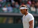 panl Rafael Nadal ve tvrtfinálovém utkání Wimbledonu.