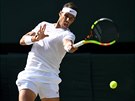 panl Rafael Nadal returnuje ve tvrtfinálovém utkání Wimbledonu.