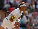 Rafael Nadal v krpjích potu bhem wimbledonového tvrtfinále.