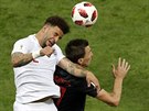 Anglický obránce Kyle Walker (vlevo) hlavikuje v souboji s Mariem Mandukiem...