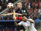 Drazný chorvatský záloník Ivan Perii (nahoe) stílí vyrovnávací gól v...