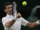 Novak Djokovi returnuje na Rafaela Nadala v semifinále Wimbledonu.