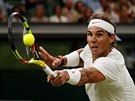 Bekhendový return Rafaela Nadala v semifinále Wimbledonu.