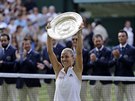 Angelique Kerberová slaví zisk titulu ve Wimbledonu.