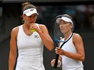 Nicole Melicharová (vlevo) a Kvta Peschkeová bhem finále Wimbledonu.