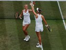 Kateina Siniaková (vlevo) a Barbora Krejíková slaví triumf ve Wimbledonu.