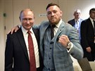 MMA zápasník Connor McGregor se objímá s prezidentem Ruska Vladimirem Putinem...
