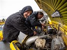 Najednou zdechne motor a musíme vyistit svíky. Alespo se zahejeme.