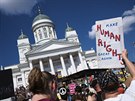 Asi 1 500 lidí protestovalo v Helsinkách před příletem amerického prezidenta...