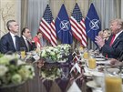 Spolená snídan éfa NATO Jense Stoltenberga a amerického prezidenta Donalda...