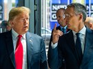 Americký prezident Donald Trump a éf NATO Jens Stoltenberg na summitu Aliance...