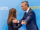 éf NATO Jens Stoltenberg vítá na summitu Aliance v Bruselu premiérku Islandu...