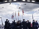 Pelet alianních vrtulník bhem záhájení summitu NATO v Bruselu