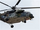 Vrtulník Mi-17 eských vzduných sil pi prletu nad bruselskou centrálou NATO...