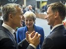 éf NATO Jens Stoltenberg, britská premiérka Theresa Mayová a éf britské...