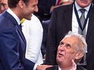 Prezident Milo Zeman se zdraví na summitu NATO s francouzským protjkem...