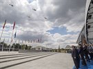 Prlet slavnostní vrtulníkové letky zemí NATO pi zahájení summitu v Bruselu