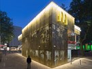 Moderní poboka etzce McDonald's na ulici Coolsingel v nizozemském Rotterdamu.