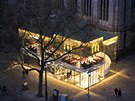Moderní poboka etzce McDonald's na ulici Coolsingel v nizozemském Rotterdamu.