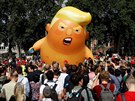 Nafukovací balón v podob amerického prezidenta Donalda Trumpa se má vznáet...