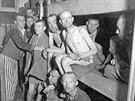 Vězni z pobočného tábora Ebensee (byl součástí Mauthausenu) po osvobození...