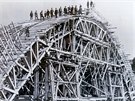 tyi stovky dlnk na most pracovaly mezi roky 1926 a 1928.
