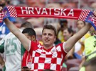 HRVATSKA. Chorvatský fanouek v typickém achovnicovém dresu drí palce...