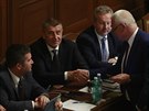Menšinová vláda Andreje Babiše získala důvěru. Na snímku si premiér podává ruku...