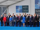 Zástupci lenských zemí NATO na summitu v Bruselu. Zcela vpravo prezident Milo...
