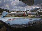 Zakladatel a majitel Air parku ve Zruči natírá součásti polského Lim-6bis...