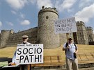 Britové ped Windsorským hradem protestují proti státní návtv amerického...