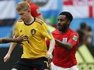 Belgian Kevin Bruyne (uprosted) v souboji s hrái Anglie Fabianem Delphem...