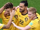 Fotbalisté Belgie se radují z gólu do sít Anglie.