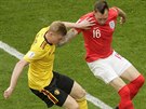 Belgický záloník Kevin De Bruyne (vlevo) v souboji s anglickým stoperem Philem...