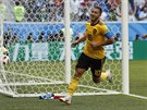 Belgičan Eden Hazard střílí druhý gól do anglické branky.