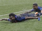 Samuel Umtiti a Presnel Kimpembe slaví na mokrém trávnku titul mistr svta.