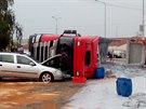 Na křižovatce ve Kvítkovicích se srazil kamión s osobním automobilem. (17....