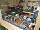 Zahradní kuchyně, kterou vybudoval ekozahradník Jaroslav Svoboda: jídlo se dá...