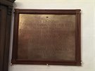 Mosazn� deska, kter� v sakristii kostela sv. �t�p�na Prvomu�edn�ka v are�lu...