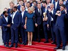Macron v pondlí pivítal vítzný tým v Elysejském paláci. (16. ervence 2018)