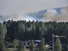 Od domů v obci Ljusdal dělí požár jen tenký pruh lesa. (17. července 2018)