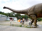Spr�vce parku Tibor C�th dinosaury r�no �nastartuje�. D�ky pohybov�m �idl�m pak...