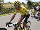 Greg van Avermaet ve lutém trikotu lídra bhem tvrté etapy Tour de France.