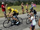 Chris Froome ve lutém v roce 2013 na Tour poblí jezera Annecy.