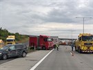 Nehoda osobnho auta a kamionu omezila dopravu na Praskm okruhu (10.7.2018)