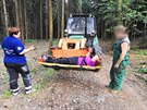 Zrannou enu musel kvli nepístupnému terénu pevézt k sanitce lesní traktor