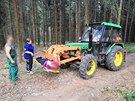 Zrannou enu musel kvli nepístupnému terénu pevézt k sanitce lesní traktor